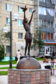 foto7-Skulptura_Devochka_s_golubem