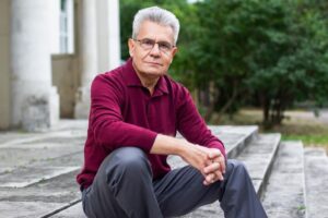 А.М.Сергеев на ступенях